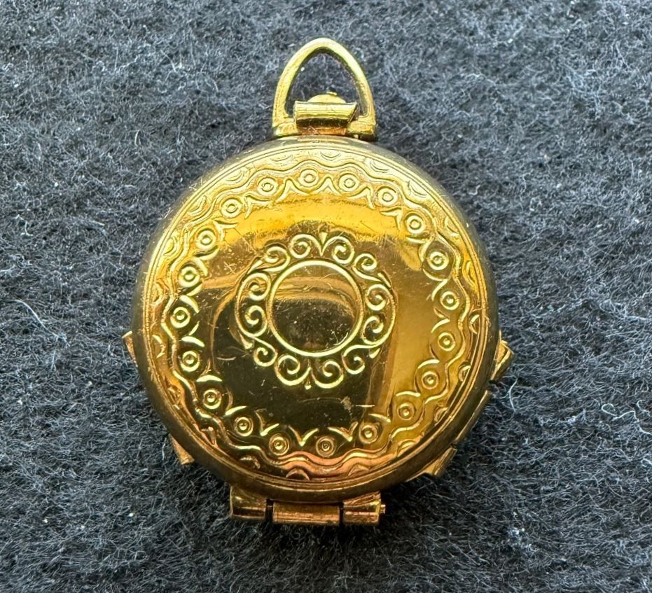 Vintage Coro gold tone four photo folding locket pendant