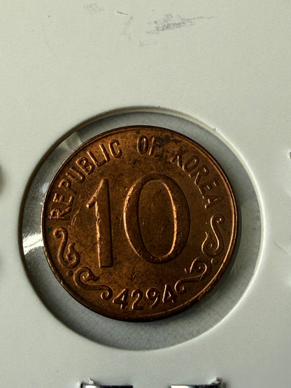 1961 South Korea 10 Hwan Coin — product photograph 3